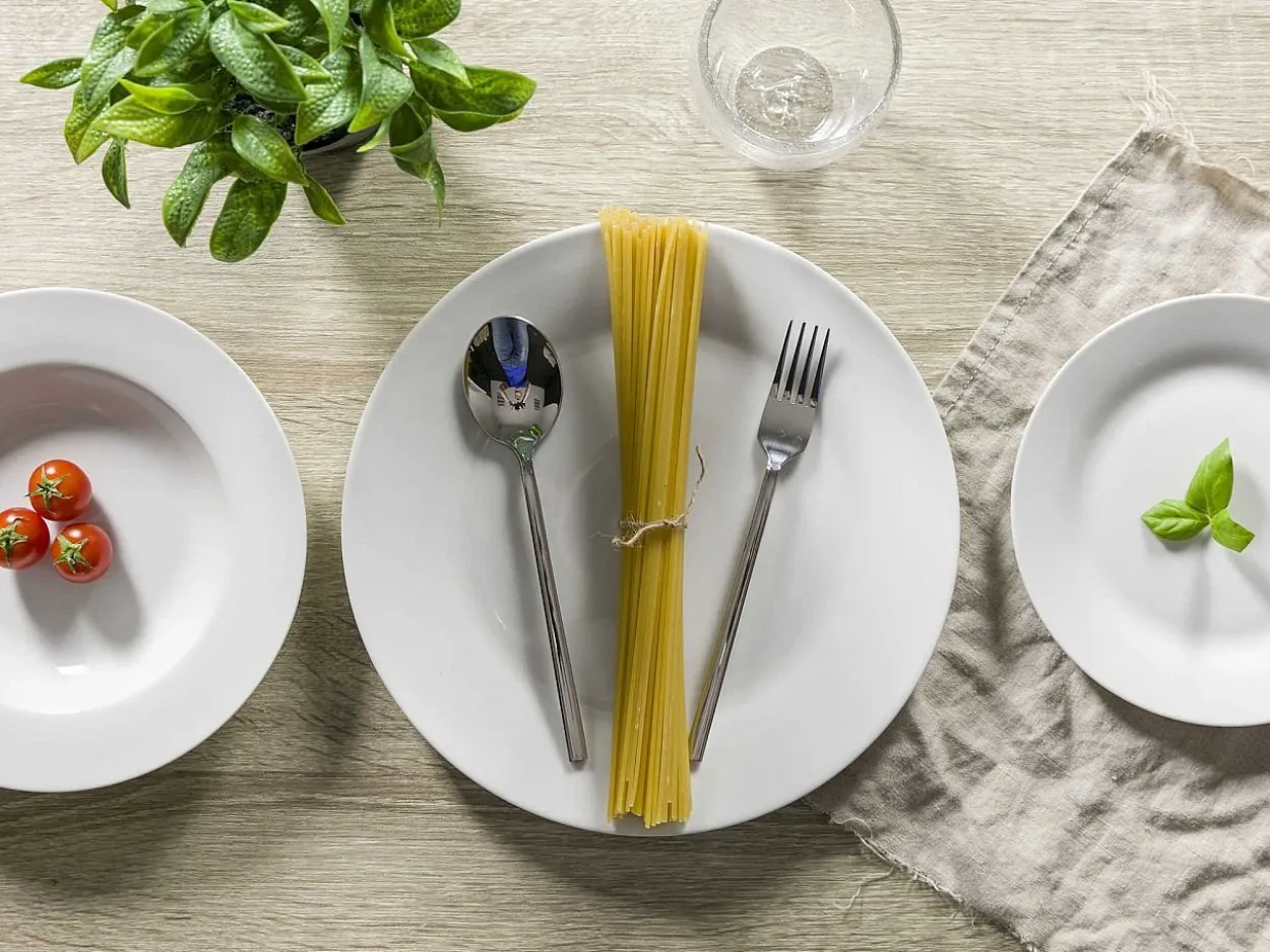 Servizio tavola Simple White 18 pezzi in porcellana