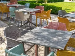 Set tavolo Clipx 70 con 4 sedie Net Arcobaleno